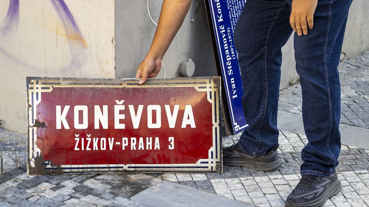 Praha 3 draží cedule z bývalé ulice Koněvova. Výtěžek podpoří hendikepované děti